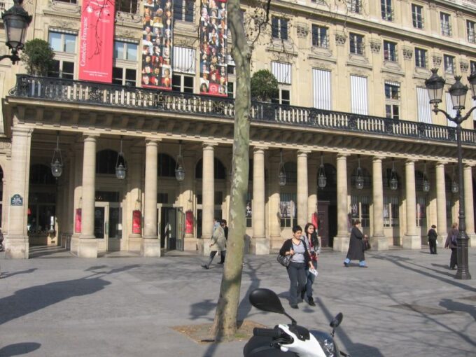 Lifestyle Tour Around the Louvre - Frequently Asked Questions