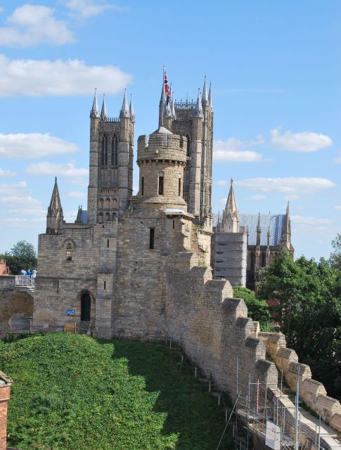 Lincoln: Private Guided Tour/Cathedral, Castle & Magna Carta - Scenic Walk Down Steep Hill