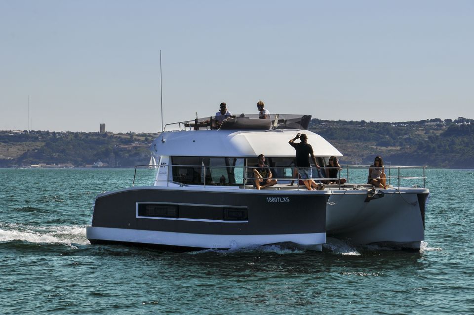 Lisbon 1H Private Tour by SAILBOAT / SAIL or POWER CATAMARAN - Meeting Point