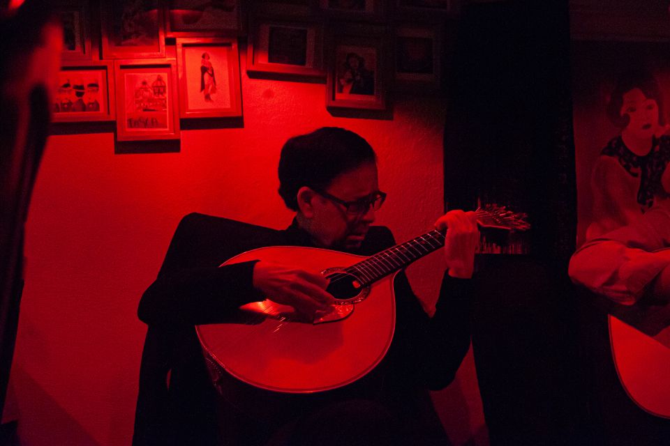 Lisbon: Alfama Tour and Live Fado With Traditional Dinner - Discovering Mouraria Neighborhood