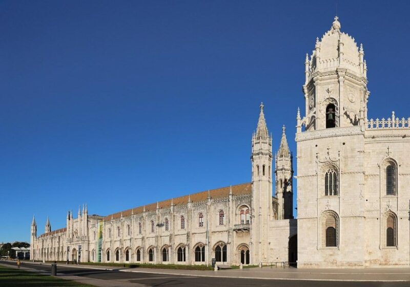 Lisbon and Obidos private day trip from Porto - Key Points