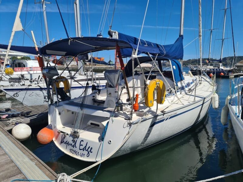 Lisbon: Boat Tour 2:30H w/ Welcome Drink and Snacks - Key Points