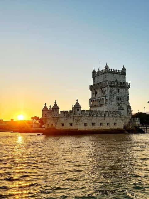Lisbon: Boat Tour with a Drink in a motor boat - Key Points