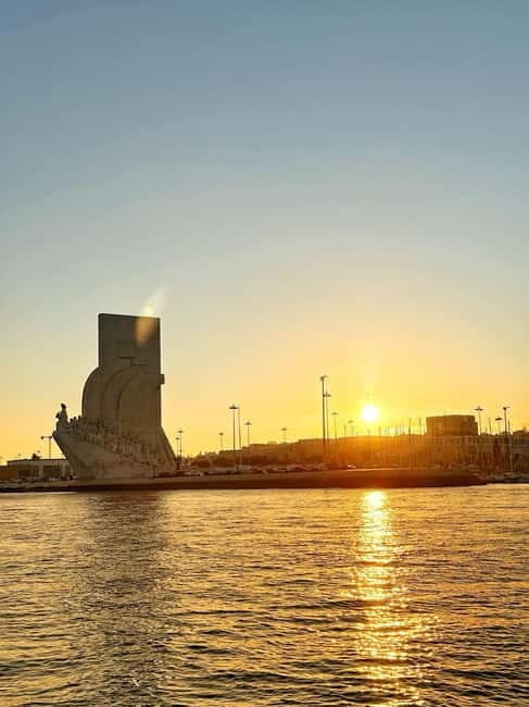 Lisbon: Boat Tour with a Drink in a motor boat - An In-Depth Look at the Experience