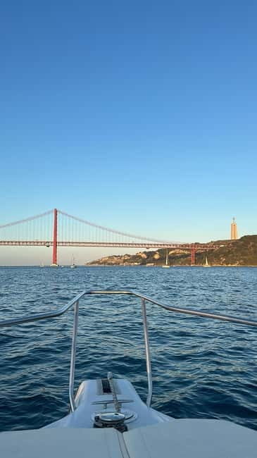 Lisbon: Boat Tour with a Drink in a motor boat - FAQs