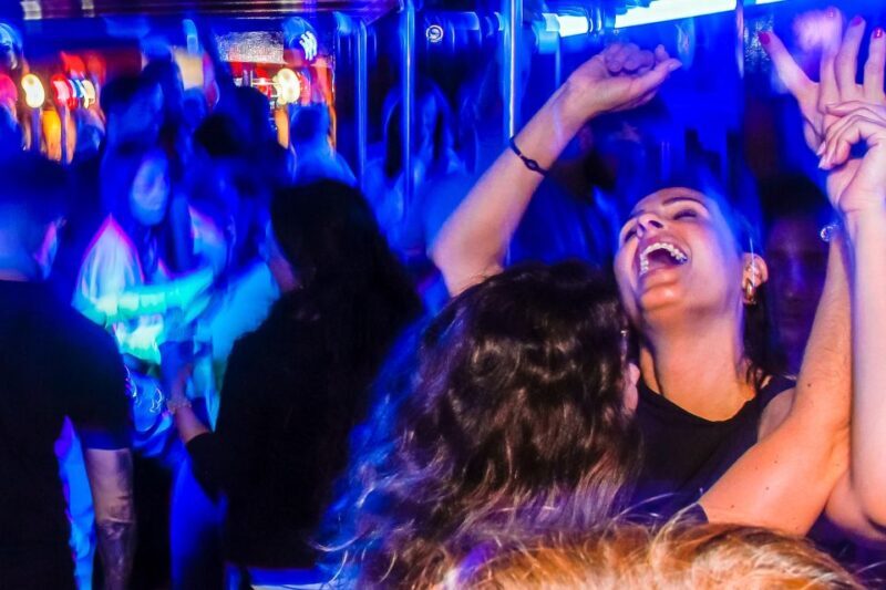 Lisbon: Disco Night Cruise with DJ and Open Bar - Drinks and Food