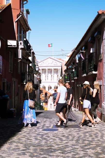 Lisbon: Off the beaten path Downtown Walk with a Local - The Ideal Audience