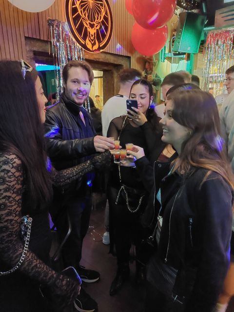 Lisbon Pub-Crawl: 1h of Open Bar, Shots and VIP Club Entry - Pricing and Reservation Details