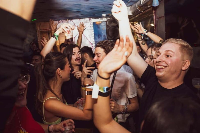 Lisbon Pub Crawl with Free Drinks - Key Points