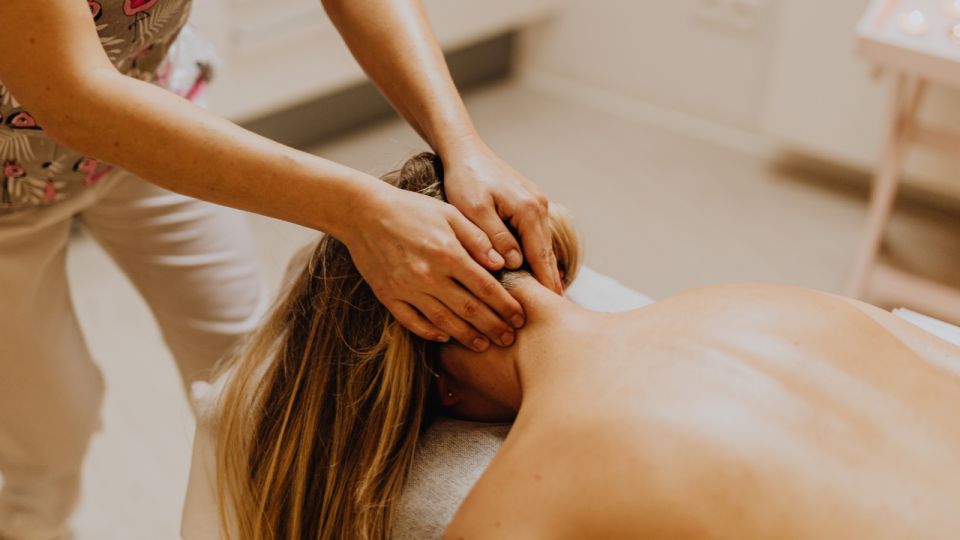 Lisbon: Relaxing Massage - Language Options Available