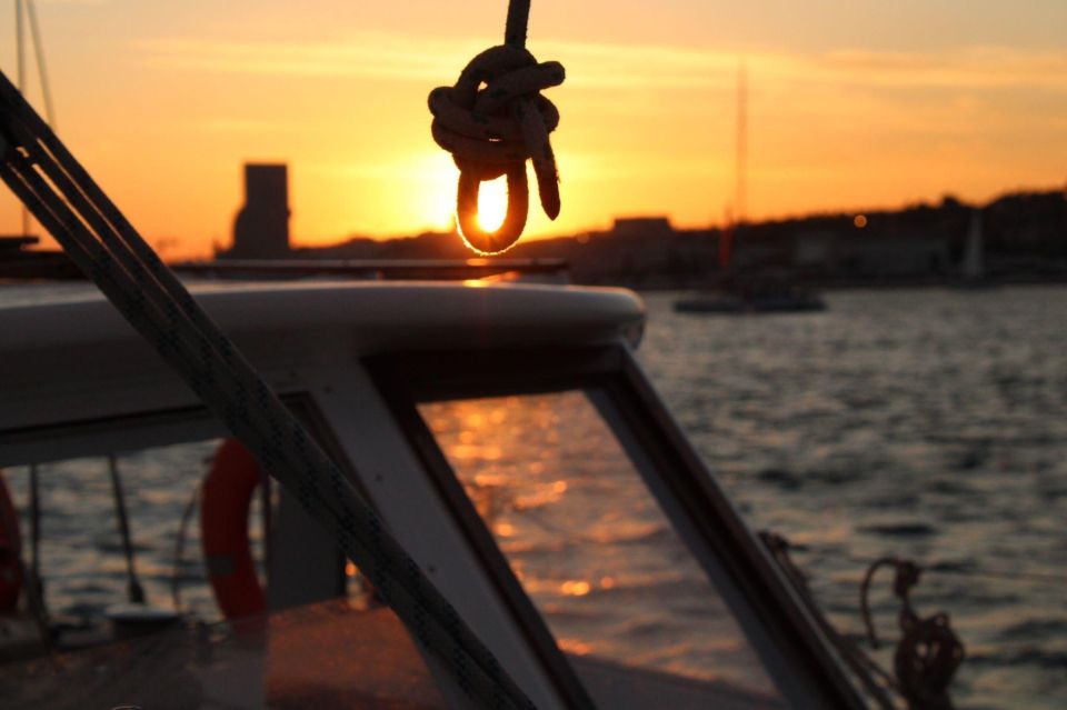 Lisbon: Sunset Boat Cruise Tour With Drinks - Itinerary and Sightseeing Highlights