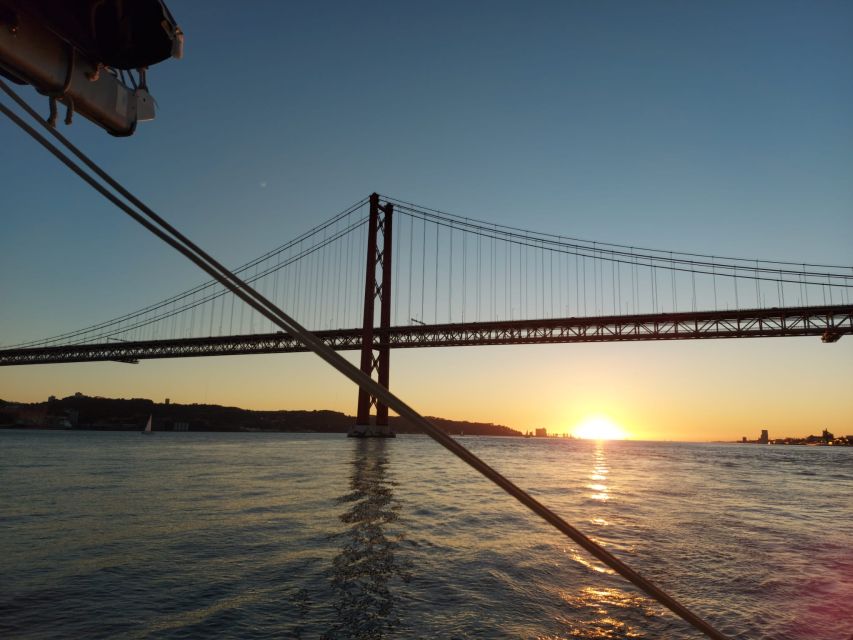 Lisbon: Sunset Catamaran Cruise With Welcome Drink - Sunset Cruise Experience