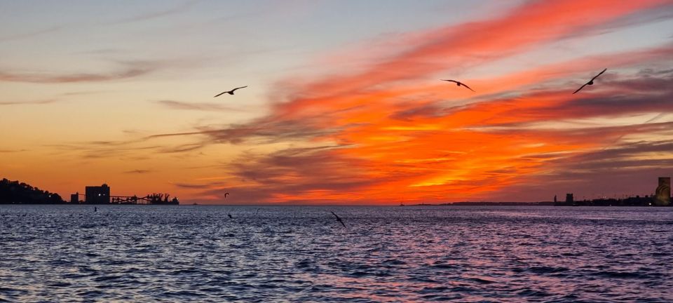 Lisbon: Tagus River Boat Sunset and Night Champagne Tour - Itinerary Highlights
