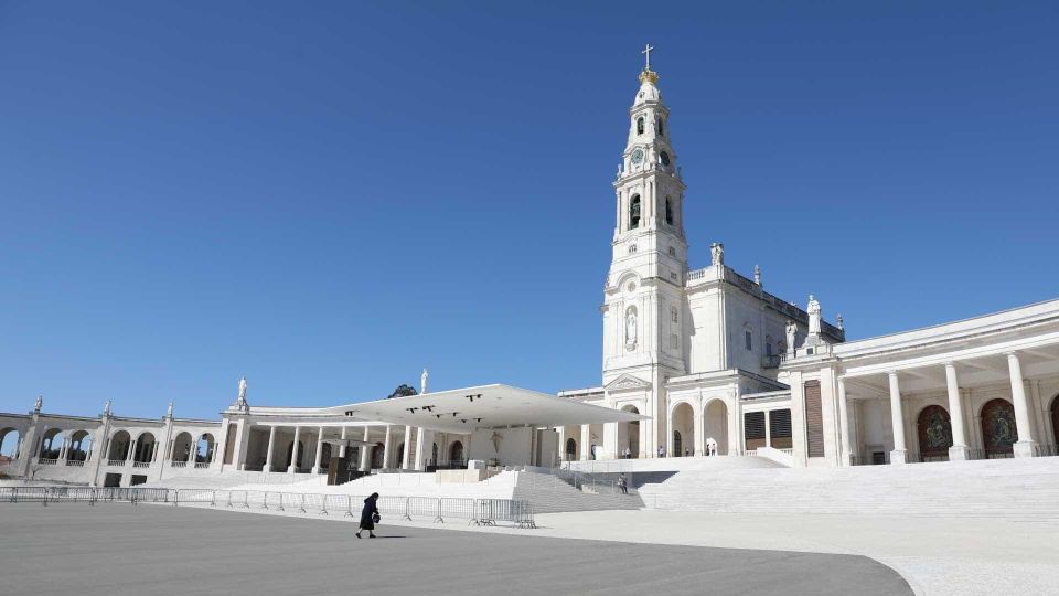 Lisbon to Porto Stop Óbidos, Nazaré, Fátima, Coimbra, Aveiro - Frequently Asked Questions