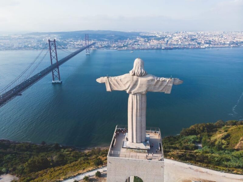Lisbon Tour with a Local Guide. Private Car + walking tour - Key Points  