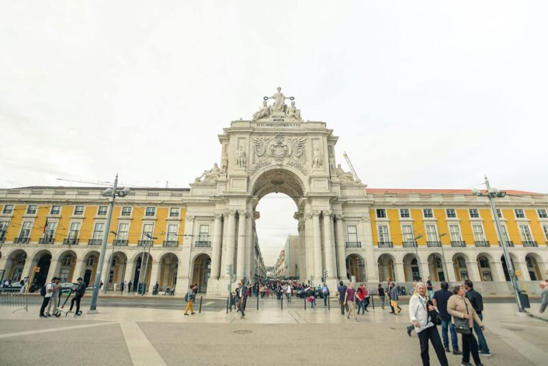 Lisbon Tour with a Local Guide. Private Car + walking tour - FAQs  