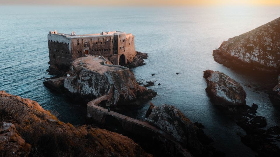 Lisbon: Transfer From/To Peniche (Wave Capital) - Key Points