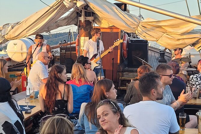 Live Evening Rock Music Cruise in Oslo Fjord With Shrimp Buffet - Included Amenities