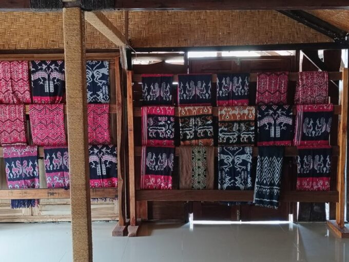 Lombok : Sasak Culture, Monkey Forest & South Beach Tour - Scenic Beach Experience