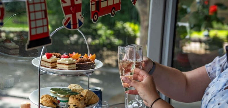 London: Afternoon Tea Bus & Buckingham Palace Entry Option - The Comfort of the Bus and the Scenic Route