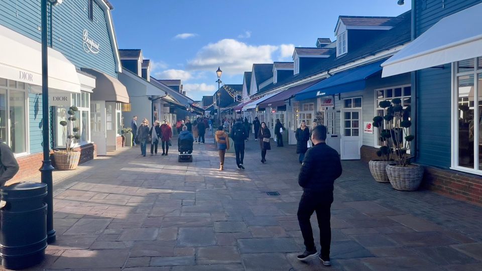 London: Bicester Village Private Vehicle Round Trip Transfer - Language Options