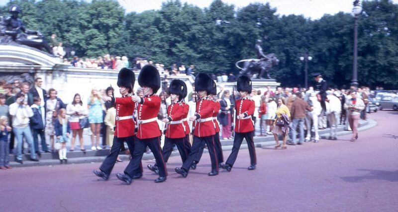 London: Buckingham Palace and Changing of the Guards Tour - A Closer Look at the Tour Experience
