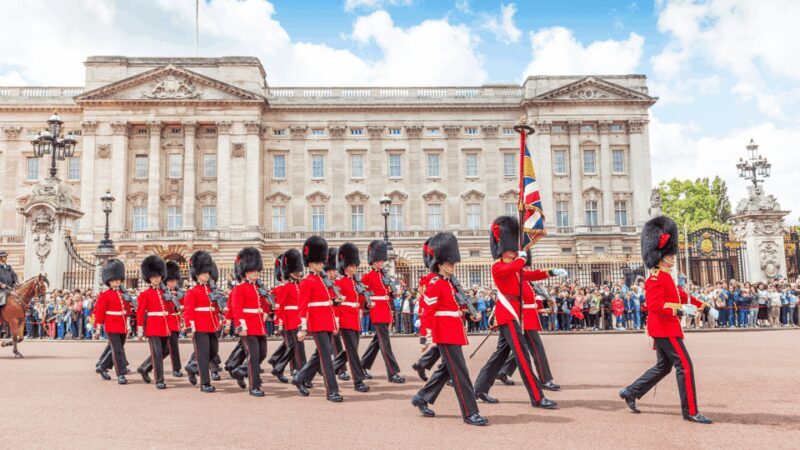 London: Buckingham Palace & Royal City Walking Tour - Key Points