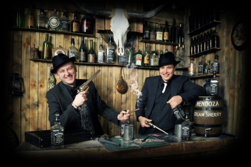 London, Camden: Old Time Eras Dress Up and Photo Shoot - Exploring Camden Stables Market