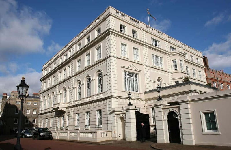 London: Changing of the Guard Group Walking Tour - The Mall, St. Jamess Park, and Royal Ceremonial Routes
