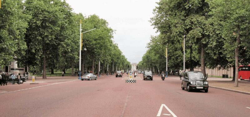 London: Changing of the Guard with a an APP - Is This Tour Worth the Price?