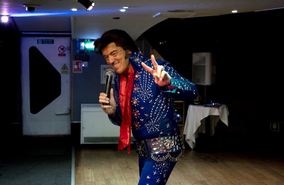 London: Dinner Cruise With Elvis Tribute on the Thames River - Live Performance by Elvis Tribute