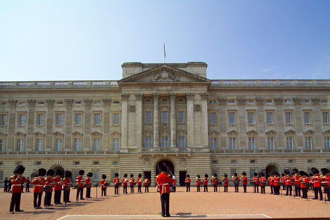 London Essential 2 hour introductory Walking Tour With a Londoner - The Experience in Action