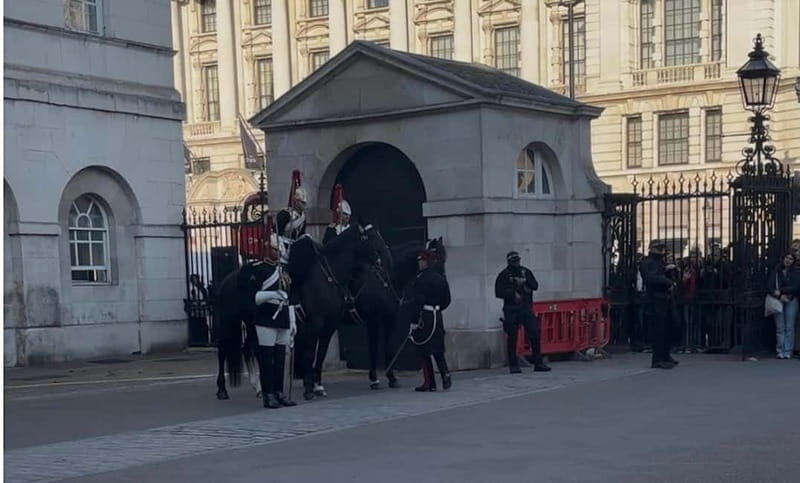 London: Essential Tour and Changing of the Guard - Big Ben and Westminster Abbey