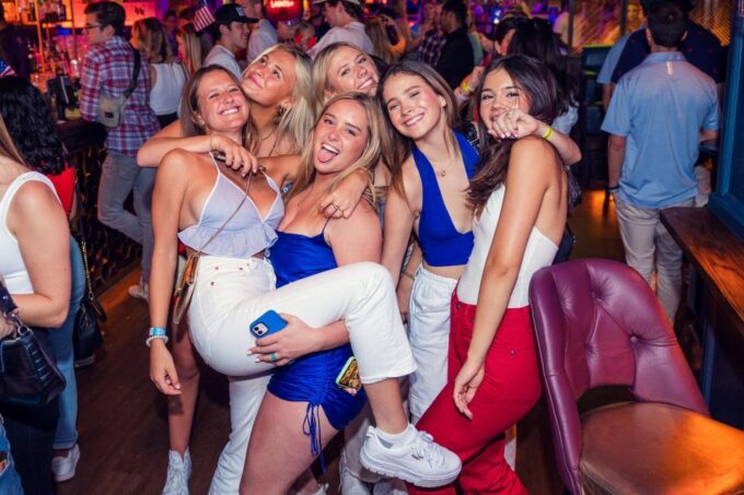 London: Guided Bar & Club Crawl - Ideal for Groups of Individuals