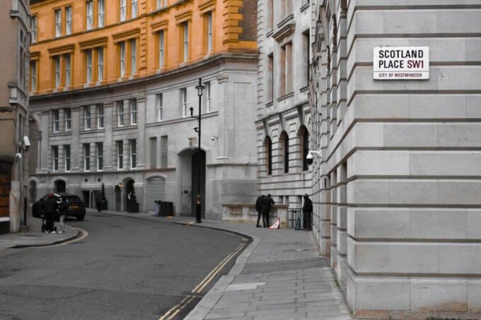 London: Harry Potter Filming Locations Sightseeing Tour - Visiting Shakespeares Globe