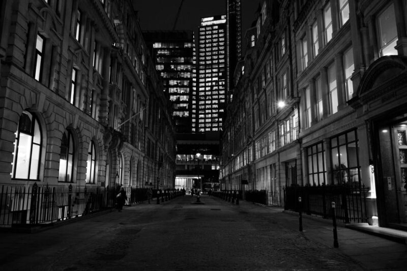 London: Jack the Ripper Tour and Underground Prison in Spanish - Who Should Consider This Tour?