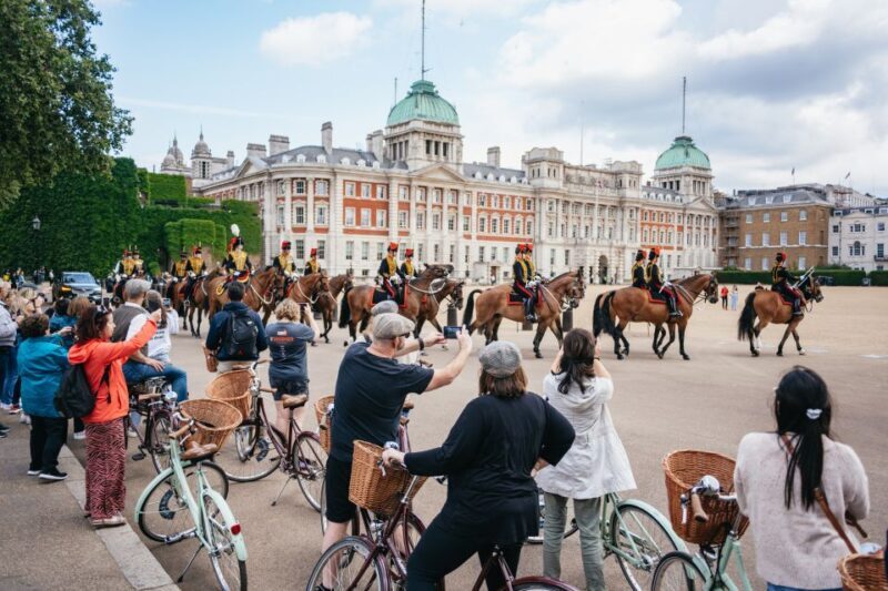 London: Landmarks & Secrets Bike Tour with Pub & Street Art - Key Points