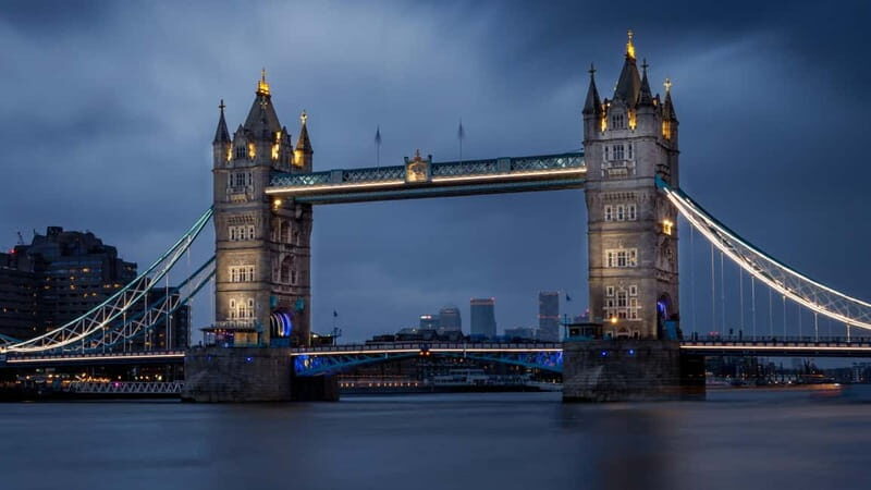 London: Private Engagement Photoshoot in the Big City - Practical Considerations for Travelers
