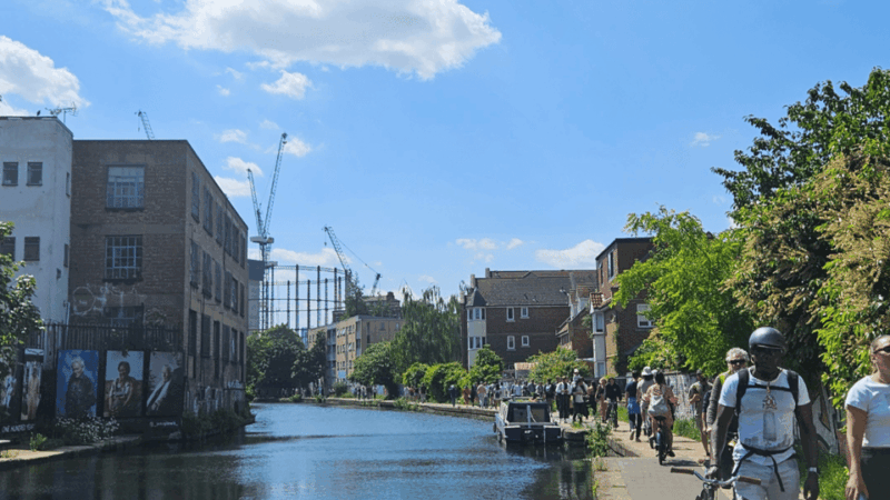 London: Sunday Market Tour With a Local Guide - Indulging at Victoria Park Market