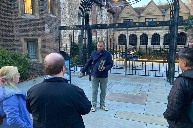 London's Ghosts & Gruesome Past Nighttime Walking Tour - The Experience: What You Can Expect