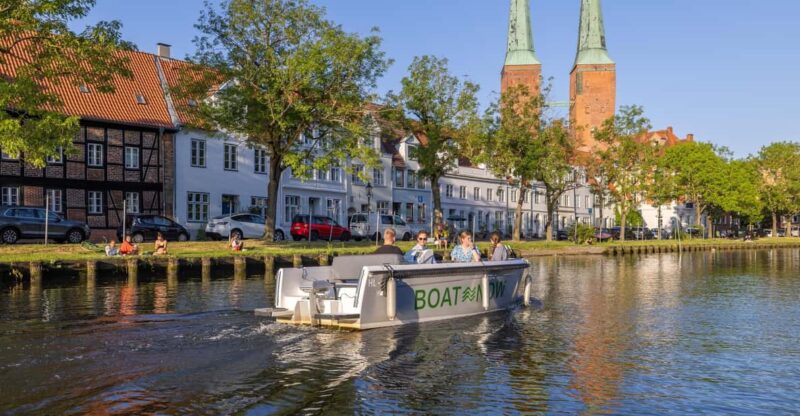 Lübeck: Electric Boat Rental - No Driving License Required - Safety and Equipment