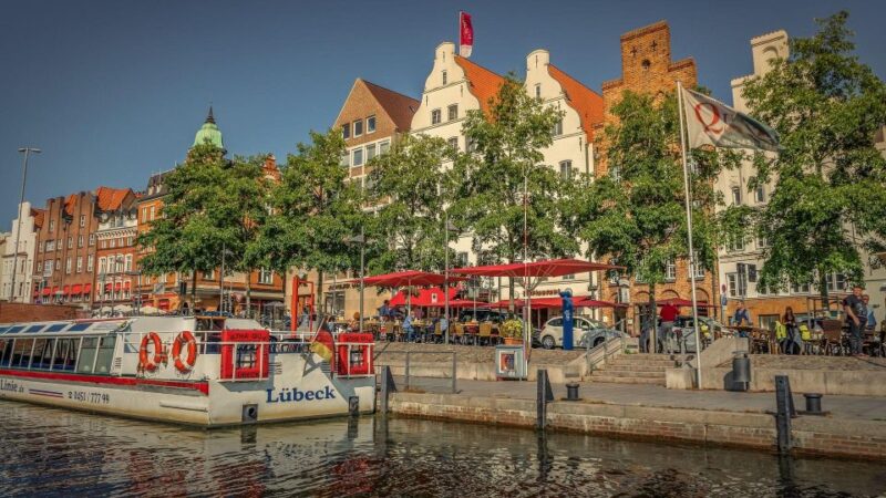 Lübeck: Private Christmas Market Tour - Market Experience