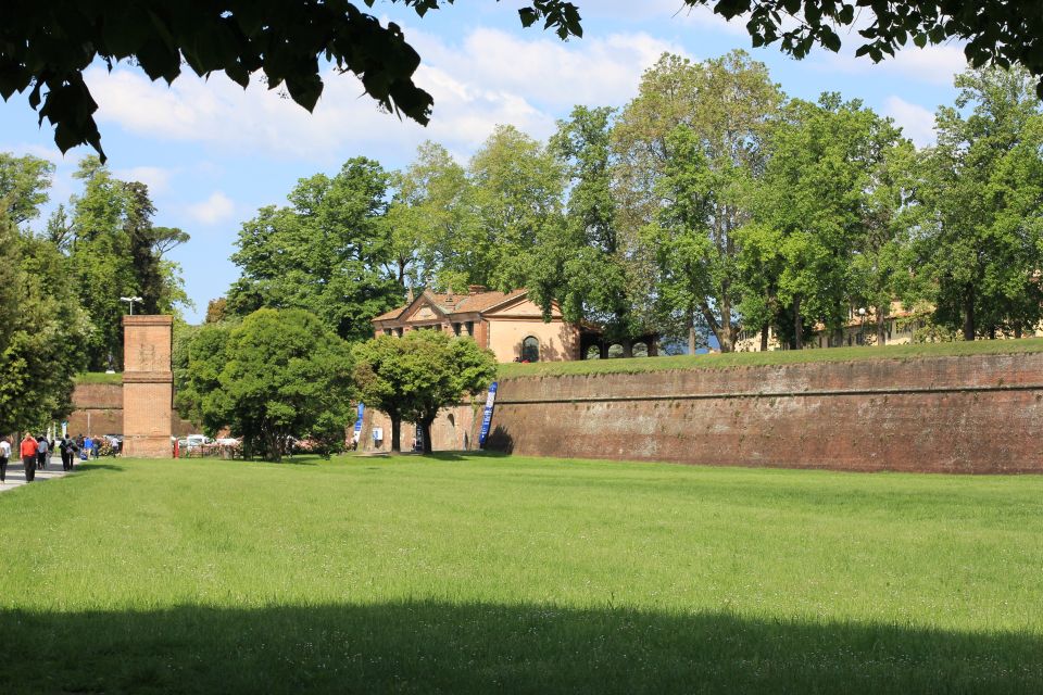 Lucca: City Highlights Walking Tour - Experiencing the Citys Theater