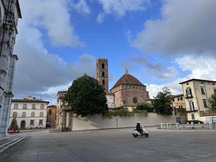 Lucca: Guided Small Group Highlights Walking Tour - Duomo Cathedral Visit