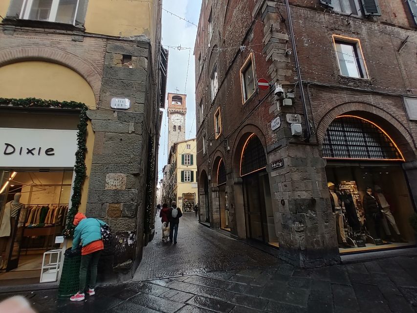 Lucca: Guided Small Group Highlights Walking Tour - Strolling Along Via Fillungo