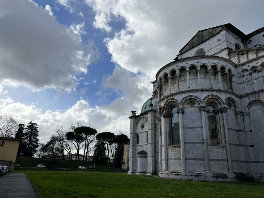 Lucca: Guided Small Group Highlights Walking Tour - Exploring Roman Amphitheater