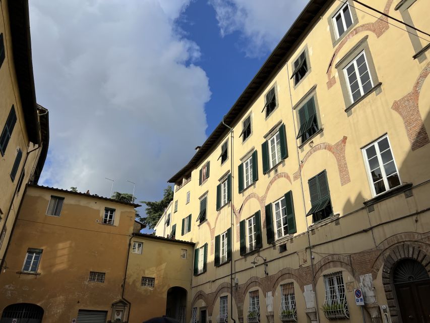 Lucca: Guided Small Group Highlights Walking Tour - Tour Restrictions and Guidelines