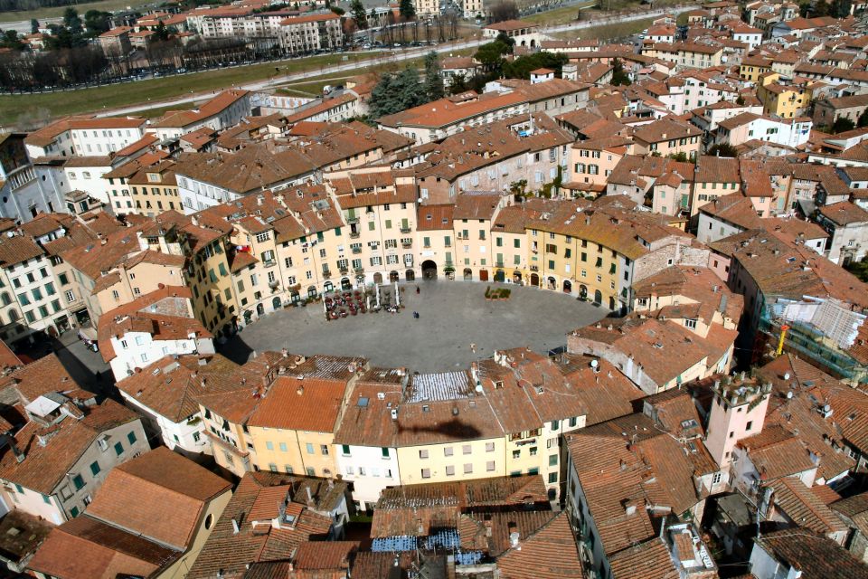 Lucca Sightseeing Tour by E-Bike or City Bike - Meeting Point