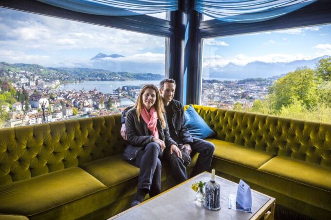 Lucerne: Walking and Boat Tour With Cheese & Wine Tasting - Small-Group Experience