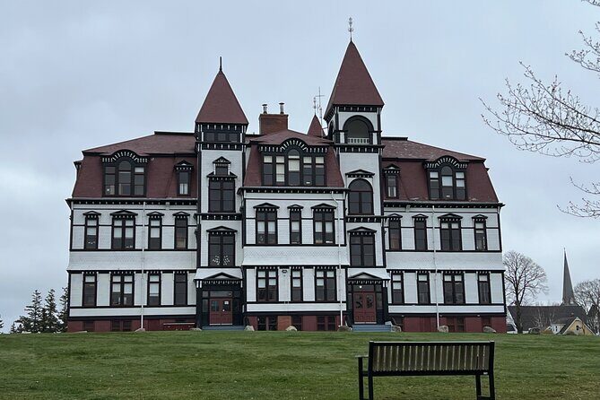 Lunenburg and Mahone Bay 4-Hour Private Escape from Halifax - Value and Suitability